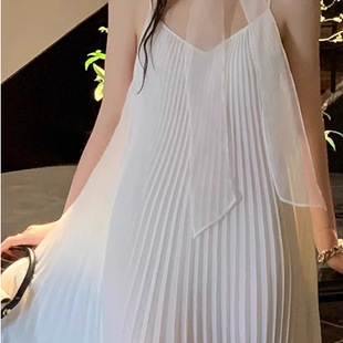 le rouge周美美 轻盈薄纱量感压褶裙摆丝巾白色吊带连衣裙女夏