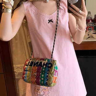 le rouge周美美 粉色波漾花边V领条纹袜小猫刺绣背心连衣裙