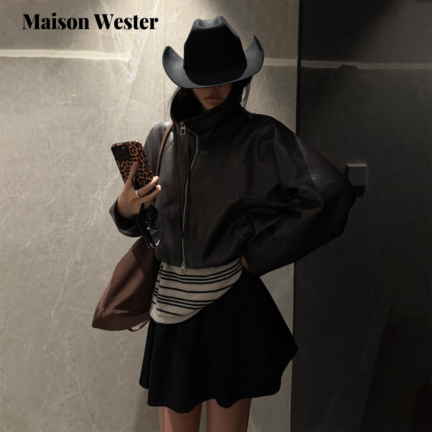 Maison Wester春季新品翻领时尚短款皮衣拉炼袖侧车标贴外套上衣