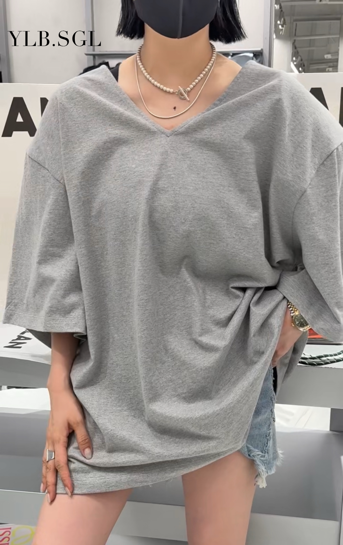 44010诗歌兰韩货女装2025夏款 气质浅灰色大V领垫肩短袖宽松T恤女