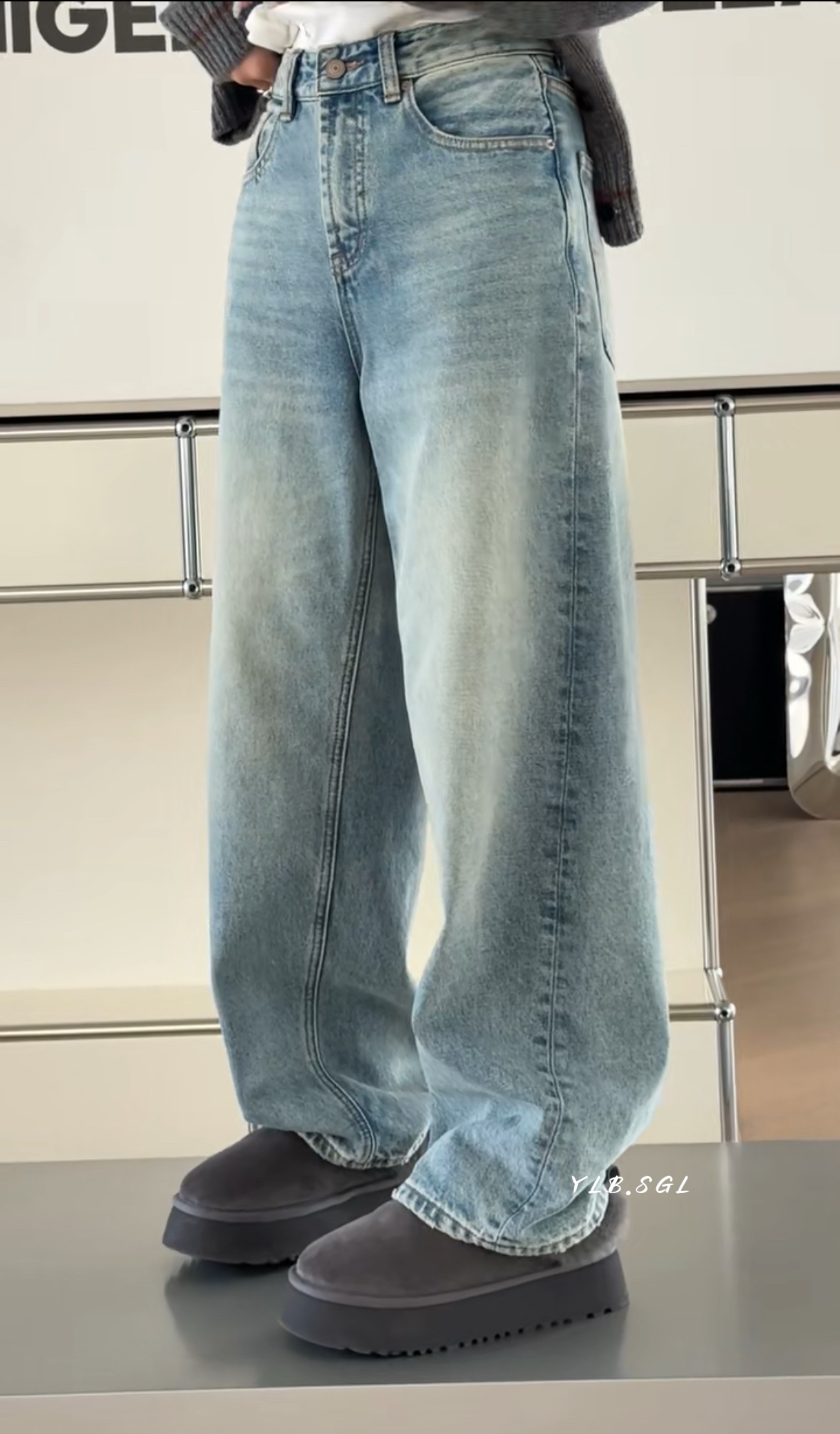 18063诗歌兰女装2025冬款 气质百搭浅蓝色裤脚磨破加绒直筒牛仔裤