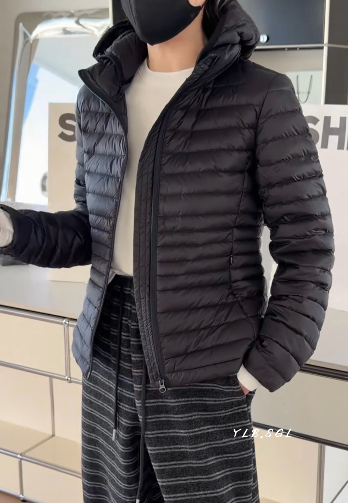 03282诗歌兰欧货女装2025冬款 时尚气质黑色连帽收腰排骨羽绒服女