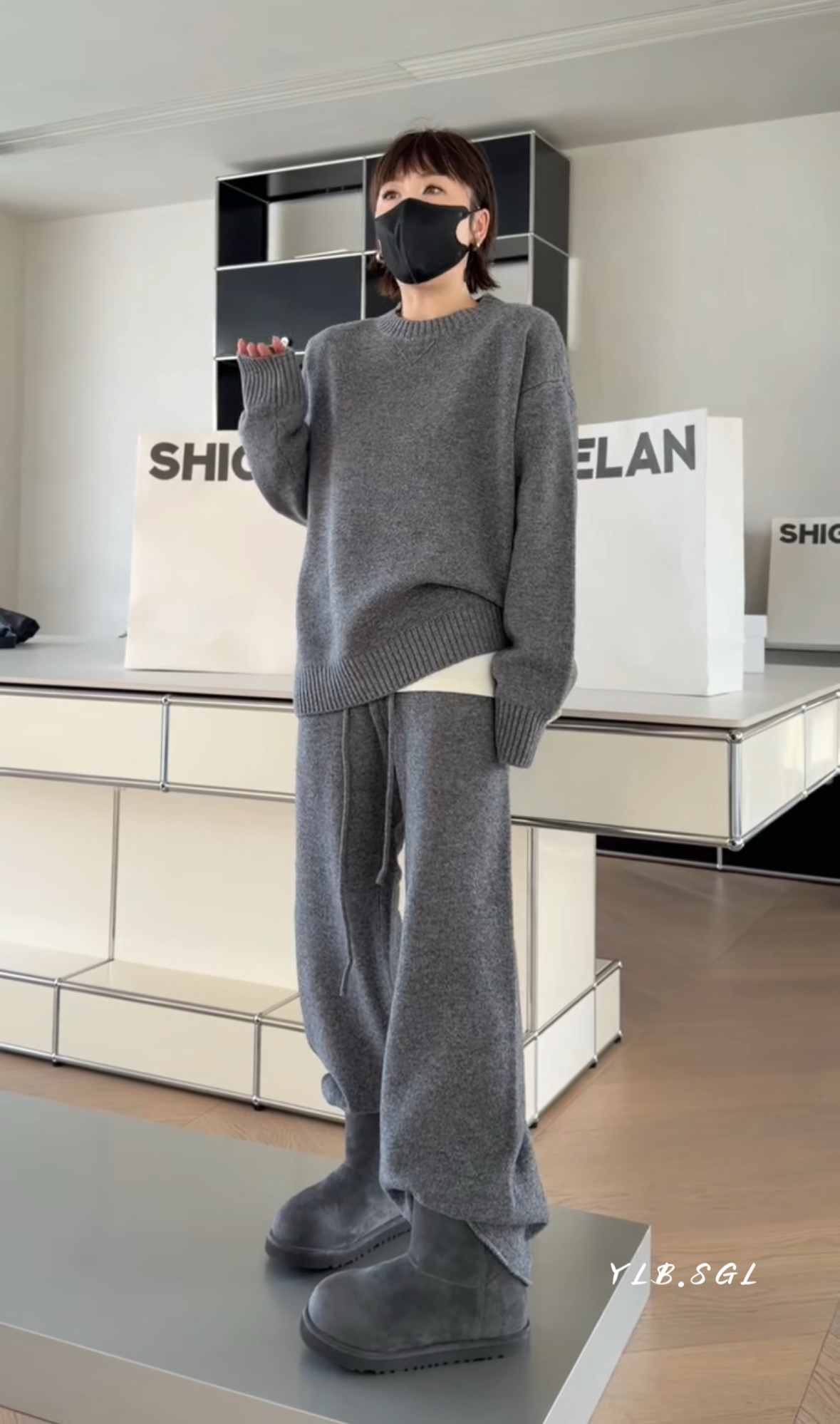 15168诗歌兰女装2025冬款 气质百搭浅灰色圆领毛衣+针织裤套装女