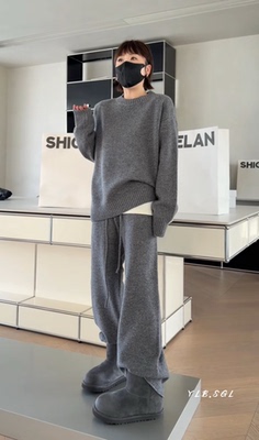 15168诗歌兰女装2025冬款 气质百搭浅灰色圆领毛衣+针织裤套装女