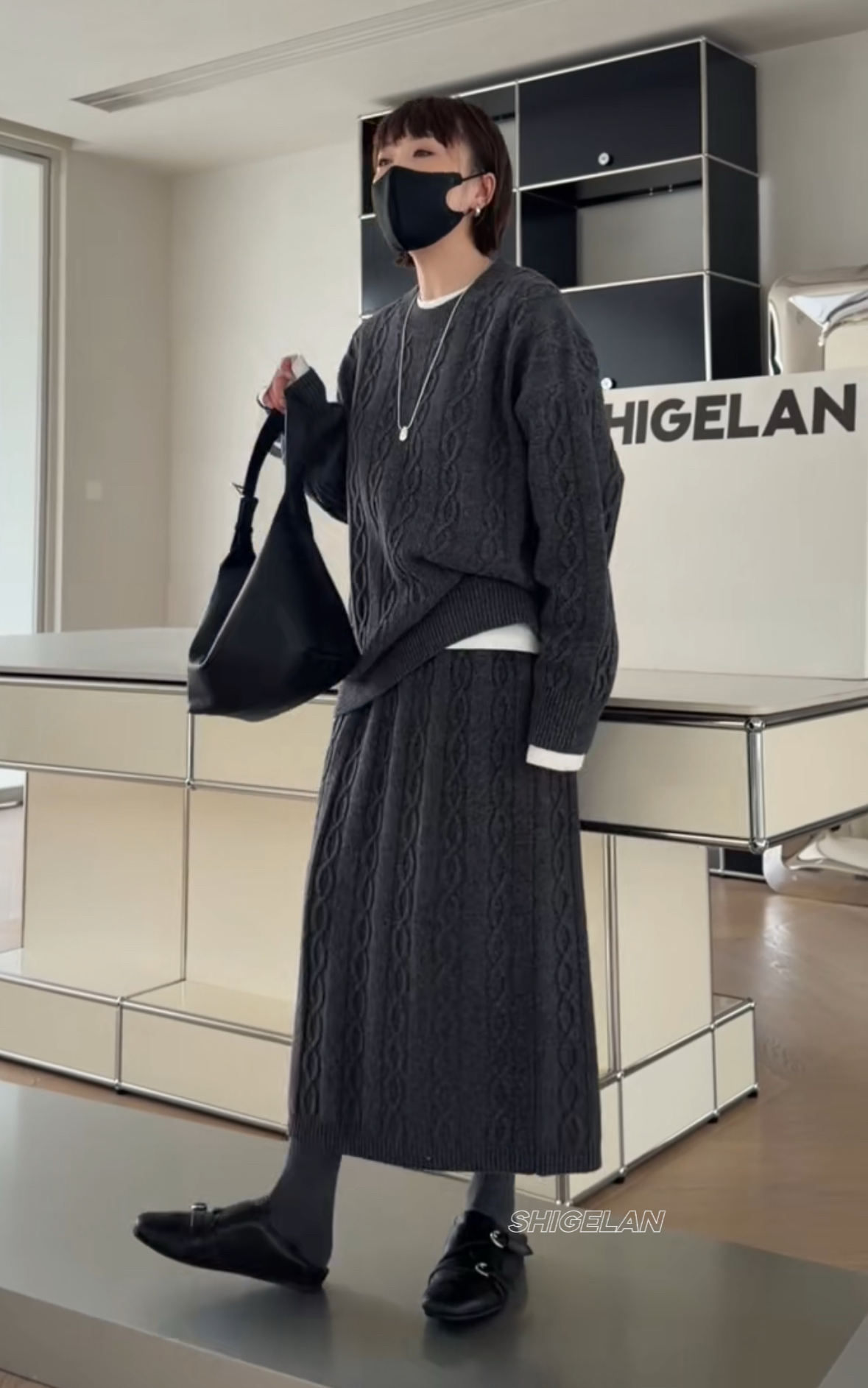 现货88906诗歌兰女装2026新款 气质深灰色麻花纹毛衣+半身裙套装
