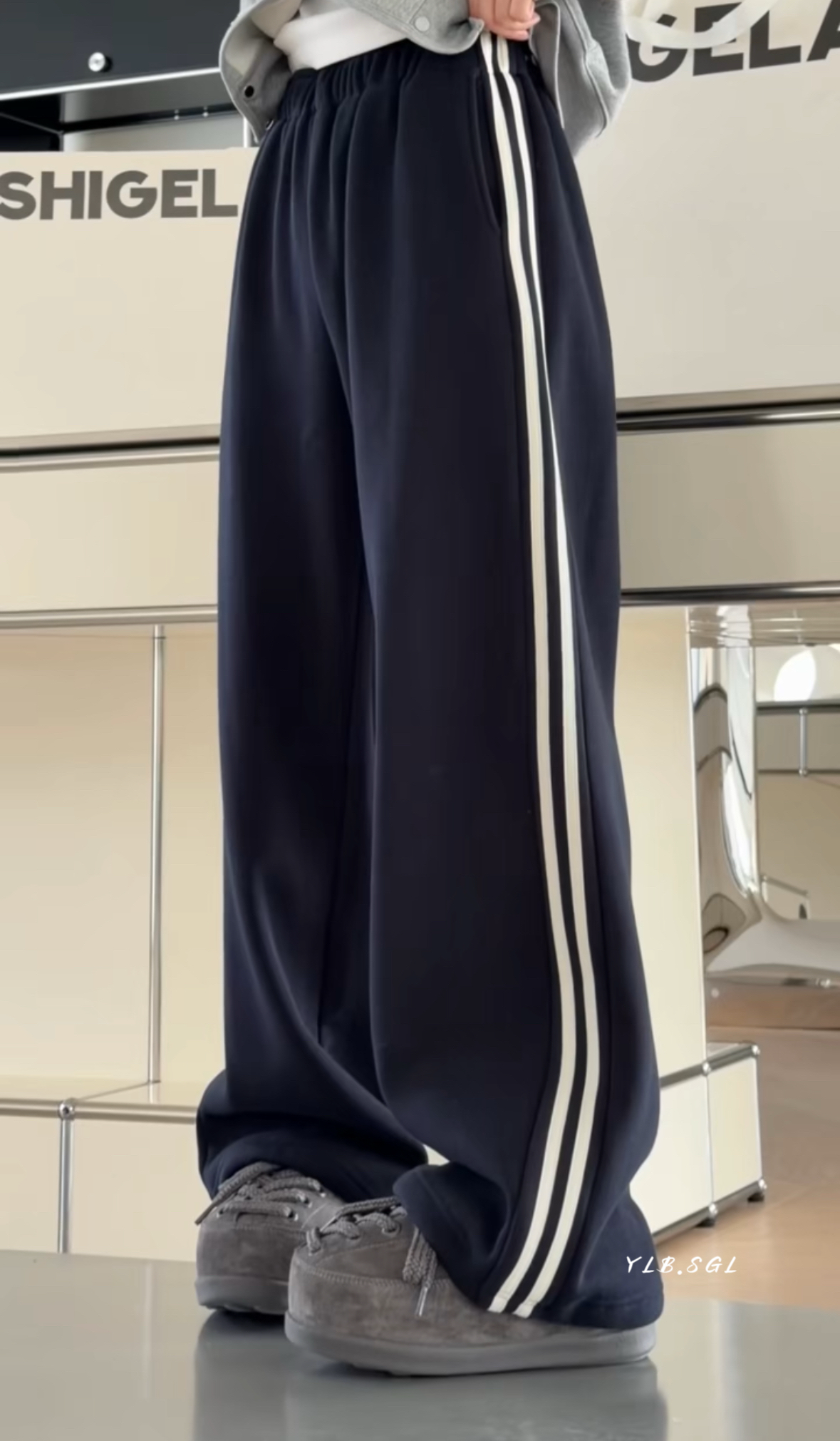 3257诗歌兰女装2025冬款 百搭蓝色双杠条纹松紧腰加绒休闲卫裤女