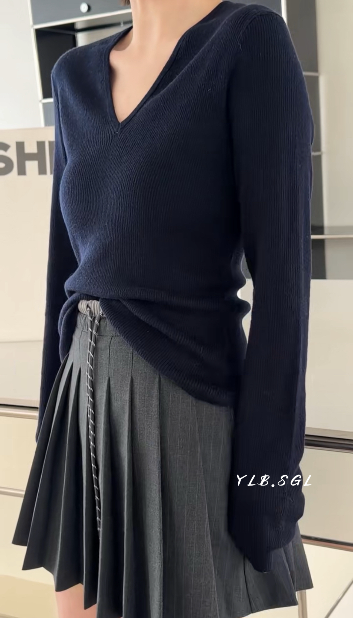 9003诗歌兰女装2025秋款  时尚气质藏青蓝细条纹V领显瘦针织衫女