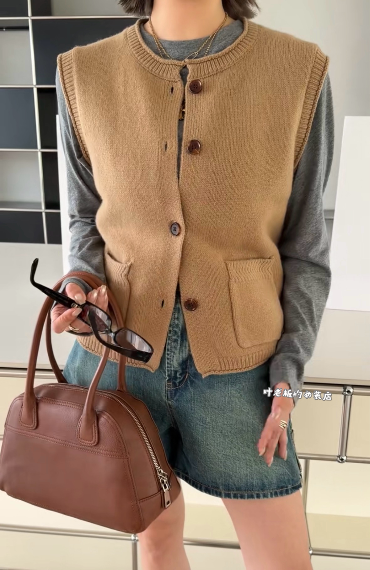 P9832针织马甲 诗歌兰欧货女装26秋款百搭卡其色牛角扣针织背心女