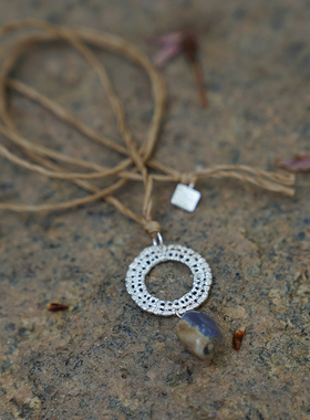 THISNESS 纯银蕾丝环天然蓝玉髓竹纸项链