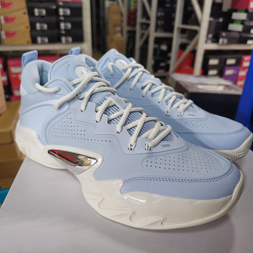 特步逆天一代缓震防滑篮球鞋