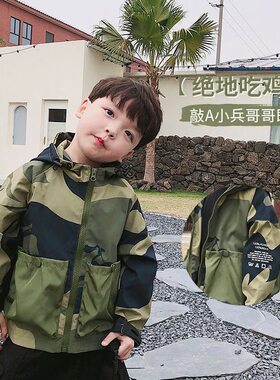 韩版男童迷彩连帽外套洋气冲锋衣