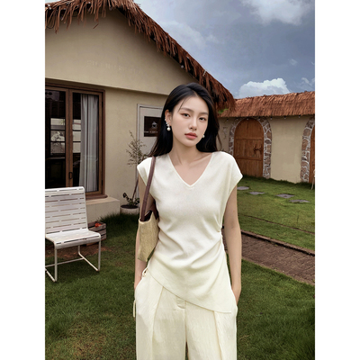 GEMQI V领冰丝针织短袖女2025新款设计感不规则抽褶修身上衣t恤夏