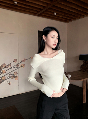 GEMQI 一字领露肩米白色针织衫女2025新款秋季毛衣修身漏锁骨上衣