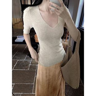 GEMQI 针织短袖女夏薄款V领露锁骨冰丝上衣简约高级感修身半袖t恤