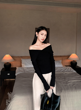 GEMQI 一字翻领露肩黑色针织衫女秋季2025新款修身漏锁骨性感上衣