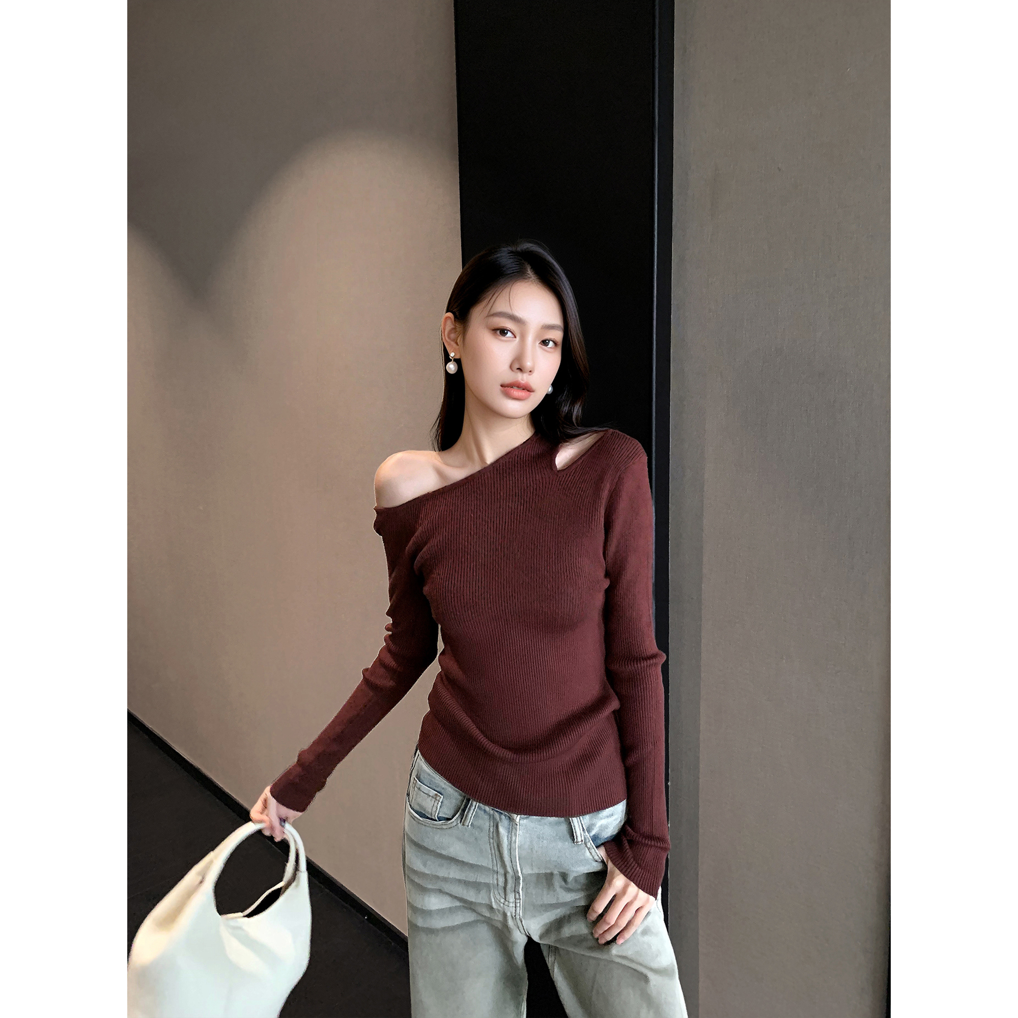 GEMQI美拉德纸片人修身针织打底衫女2025新款秋季露肩漏锁骨上衣