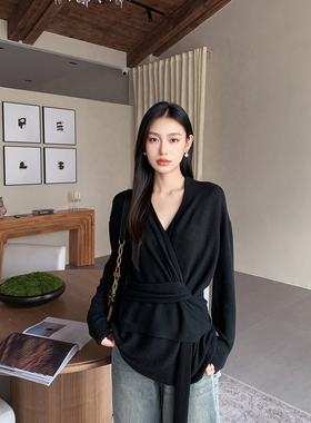 GEMQI 黑色法式V领针织衫女春秋季设计感交叉绑带收腰打底衫毛衣