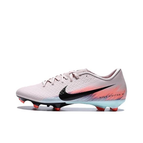 Nike粉色男款低帮足球鞋