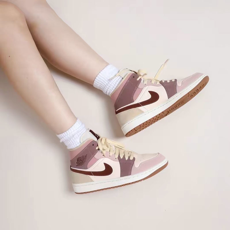 JORDAN女彩色拼接中帮篮球鞋