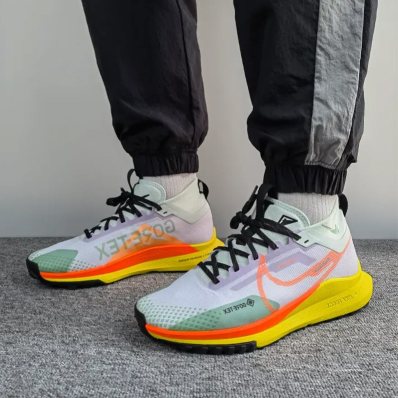 耐克白灰绿男子跑步鞋