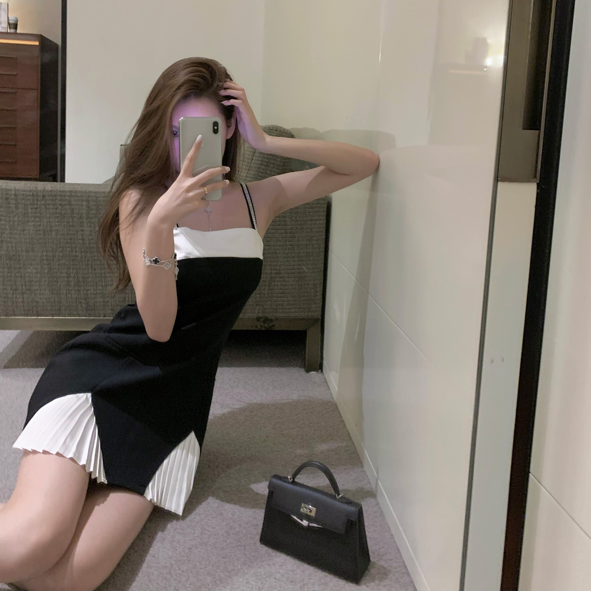 语子酱Rae撞色镶钻吊带连衣裙