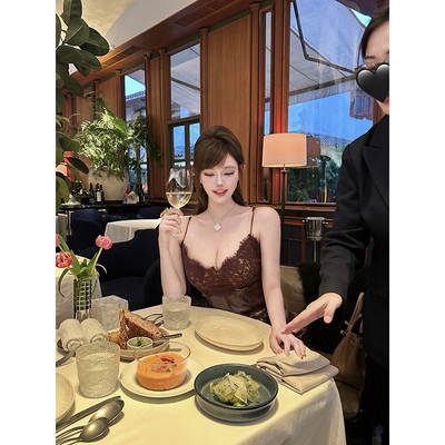 With 99jiu【月夜妲己】复古高级感蕾丝拼接皮革连衣裙显瘦吊带裙