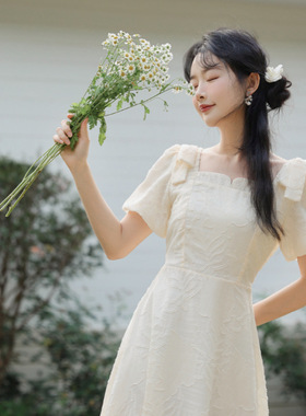 修身型温柔风法式连衣裙女2026女夏季新款甜美森系泡泡袖方领长裙