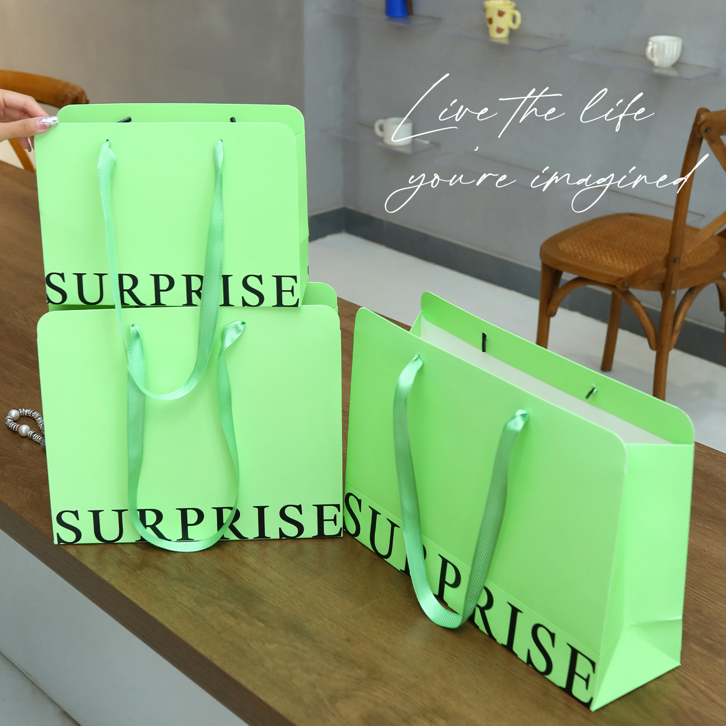 新款简约字母礼品纸袋手提袋韩版高档女装服装店包装袋购物肩背袋