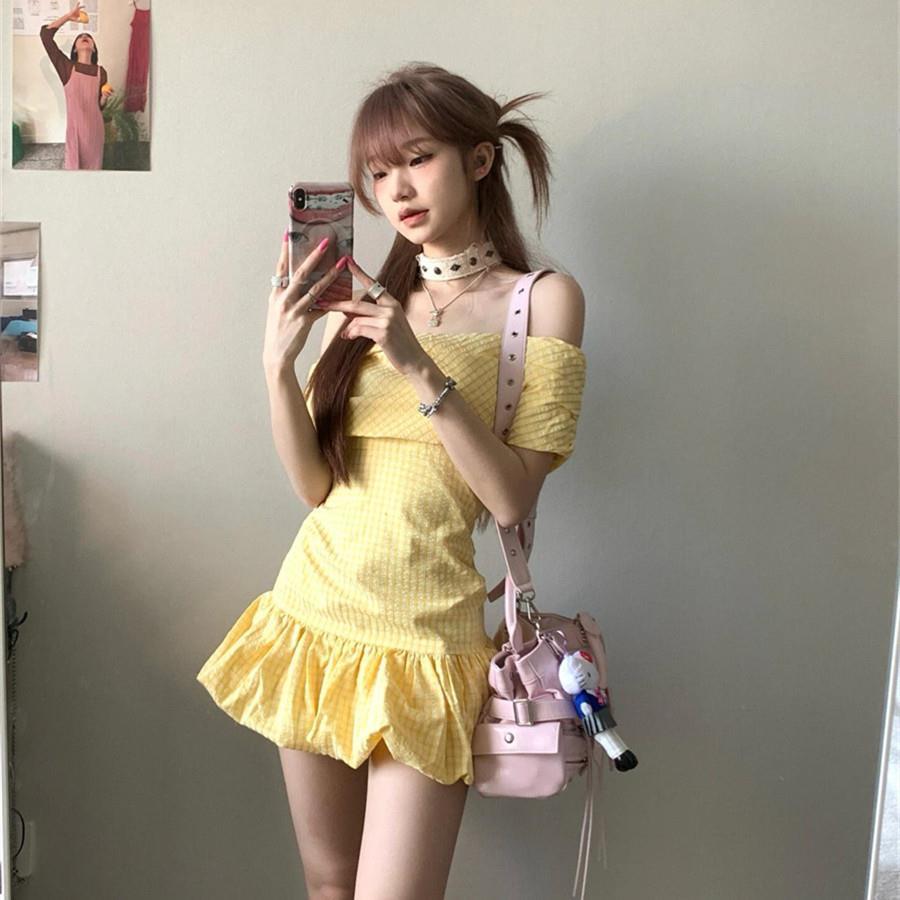 法式纯欲黄色格纹一字肩抹胸连衣裙女夏季高级感气质收腰花苞短裙