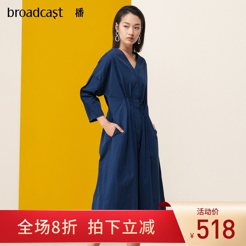 播 V领褶裥收腰连衣裙DDM3LD013 简单之上的线条美