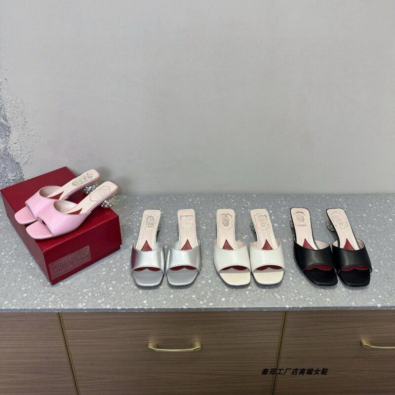 25新款经典水晶钻跟爱心牛皮粗跟一字凉拖鞋女潮流时尚百搭高跟鞋