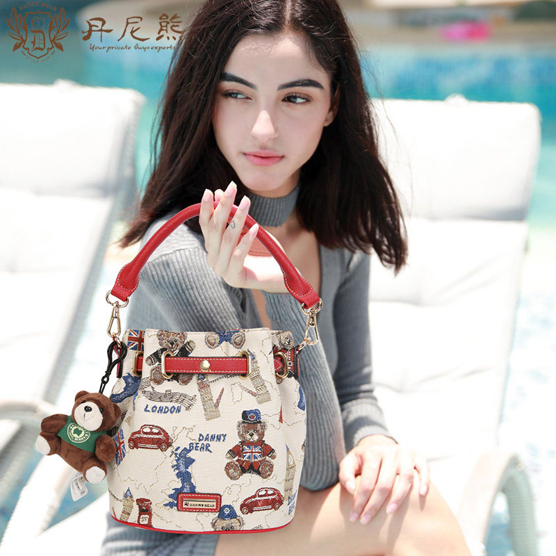 丹尼熊手提斜挎女包水桶包小包 新款时尚清新英旅熊DBWB8115048