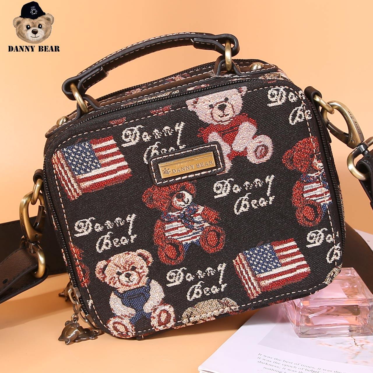 丹尼熊新品斜挎包小包女包 2020英伦风女挎包小熊布包DMB9115062