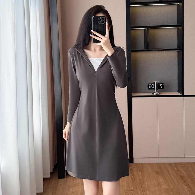休闲连衣裙春秋新款大码女装假两件套拼接连帽领独特漂亮掐腰裙子