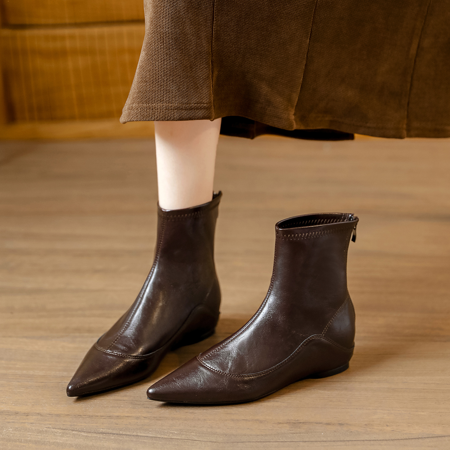 棕色尖头平底内增高3cm短靴女