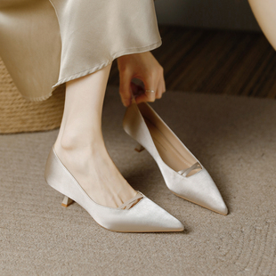 羊皮杏色绸缎尖头细跟小跟4厘米单鞋高跟鞋女春秋款不累脚舒