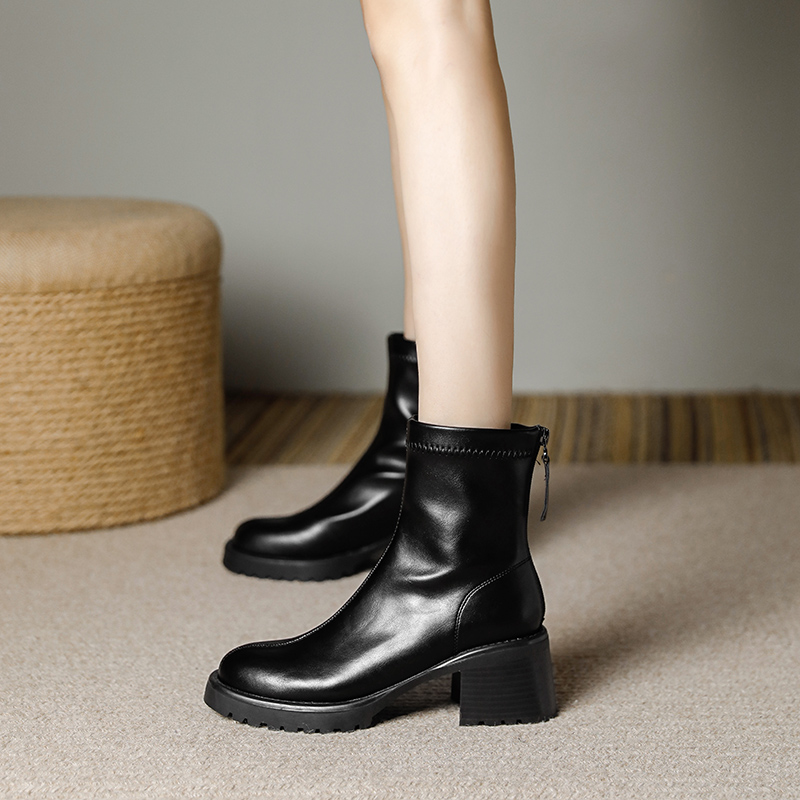 显瘦黑色软皮粗跟厚底短靴女