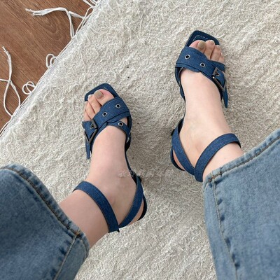 牛仔布拼接皮带扣细跟高跟凉鞋女