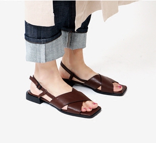 东大门女鞋交叉皮带扣复古平头凉鞋方头露趾低跟纯色气质凉鞋