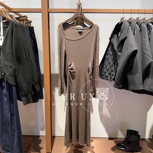 UR UX女装2024冬季新款时尚法式气质斜肩捏褶坑条针织连衣裙ins