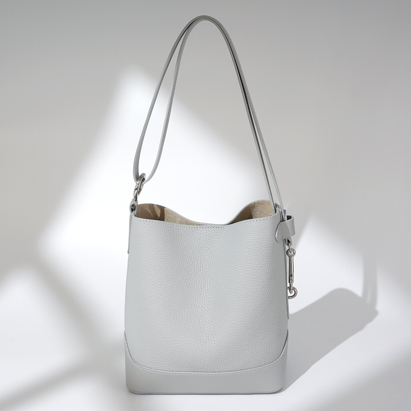 2026春季新款真皮大容量时尚女士单肩包简约荔枝纹纯色水桶包通勤