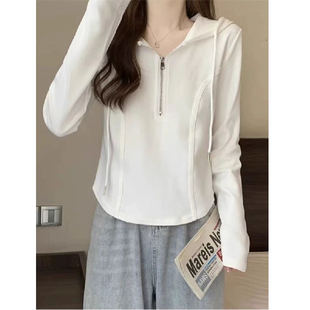 内搭短款 修身 白色连帽卫衣女打底衫 早秋季 上衣 2025秋冬装 帽衫 新款