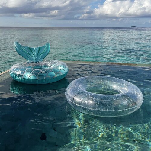 高颜值透明美人鱼海边拍照游泳圈