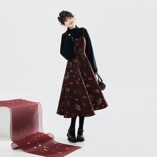 织造司[聚宝盈春]马年红色新年战袍暗纹织金吊带连衣裙女毛衣套装