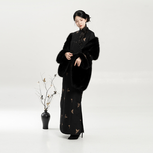 织造司×广东省博物馆联名走秀款 旗袍连衣裙仿貂毛披肩 漆金蝶