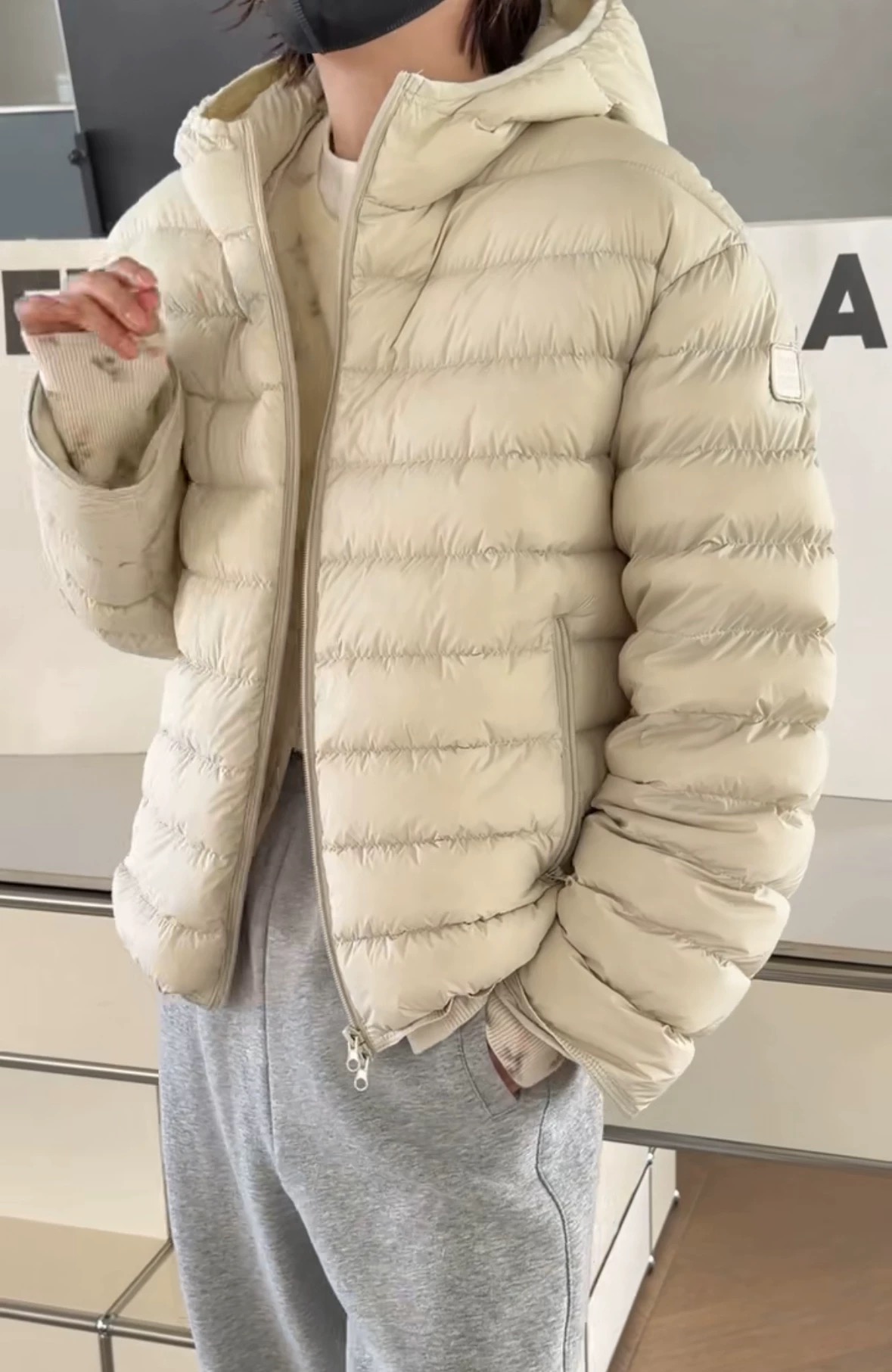 诗歌兰女装2025冬款258041时髦潮流极简泡芙连帽轻薄保暖羽绒服