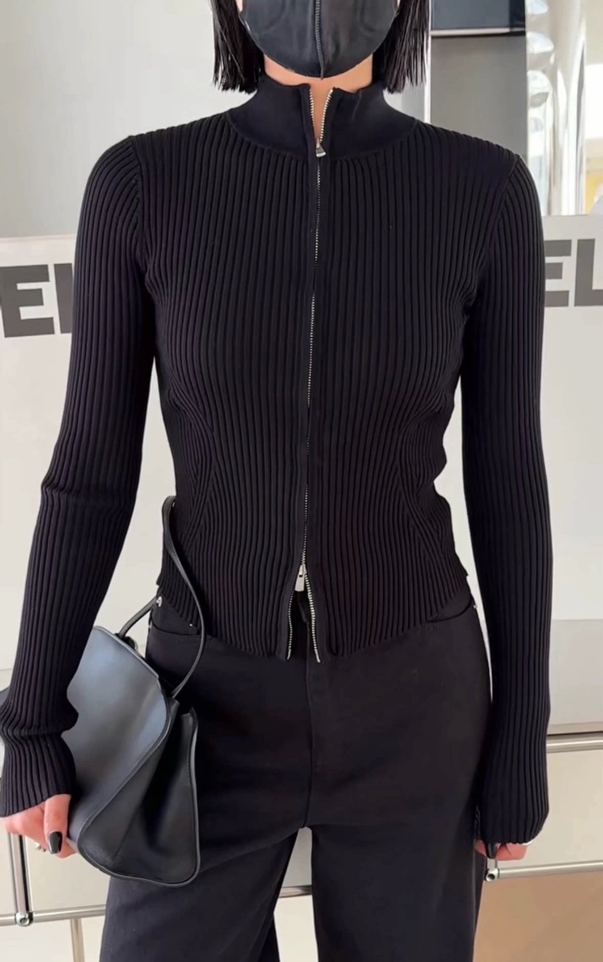 诗歌兰女装2026春款 C25116简约美式潮流个性拉链立领短款针织衫