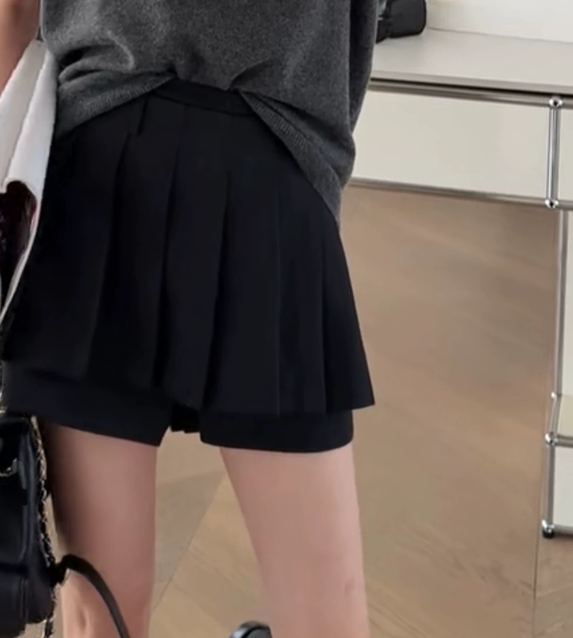 诗歌兰女装2025秋款 8096简约慵懒时髦双腰显瘦百褶短裤西裤女