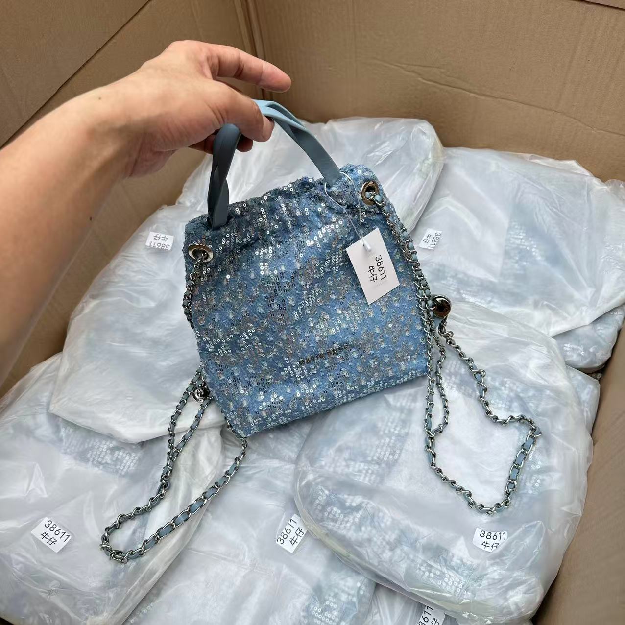 限量几十个~！！国内公司单~经典小香风珠片牛仔布垃圾袋双肩包