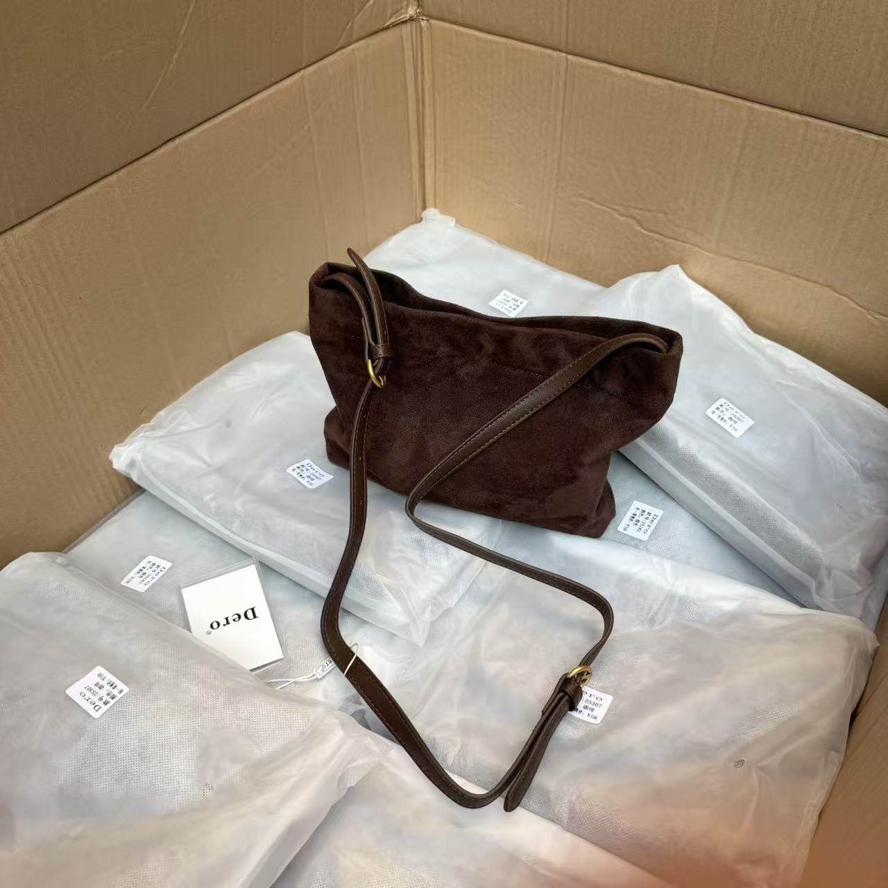 秋冬必买！正价300+！国内公司单~复古极简小众反绒料斜挎单肩包,箱包皮具/热销女包/男包,通用款女包,淘宝优惠券,粉丝福利购,淘宝优惠卷